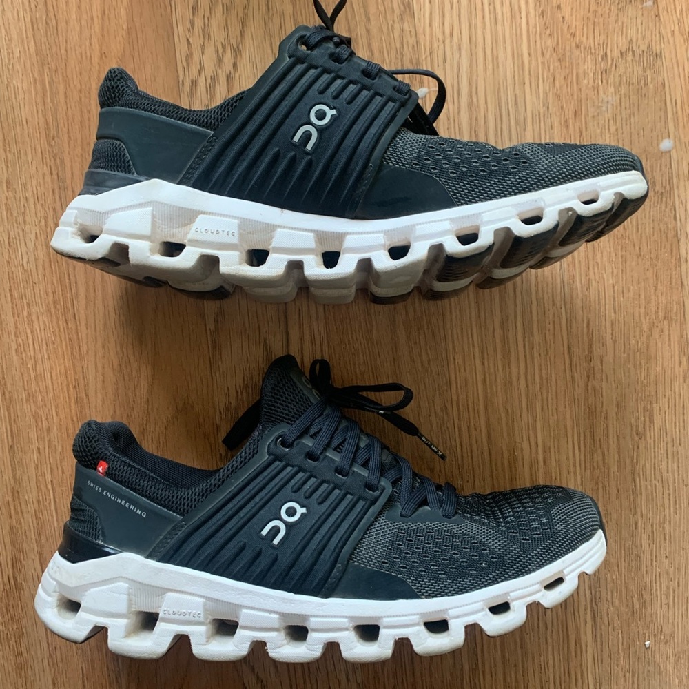 ON swift cloud womens sneakers // used condition // size 8